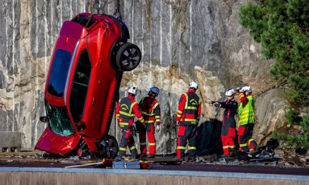 Από ύψος 30 μέτρων πετάνε τα αυτοκίνητα για το καλό των επιβατών